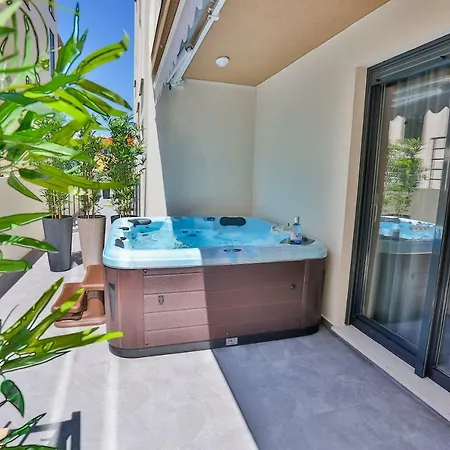 Apartmán Luxury Urban With Jacuzzi