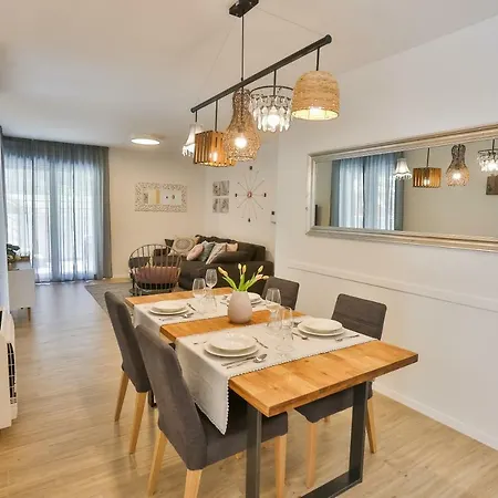 Luxury Urban With Jacuzzi Apartmán *