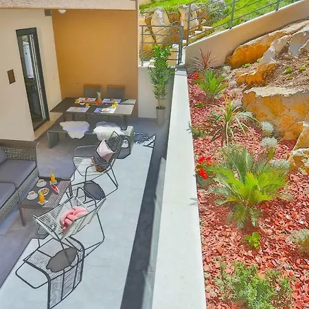 Luxury Urban With Jacuzzi Apartmán *