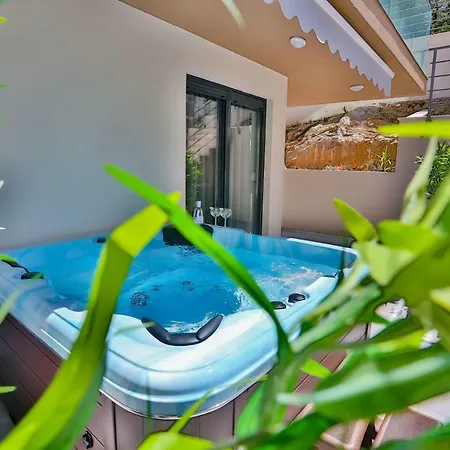 Apartmán Luxury Urban With Jacuzzi *