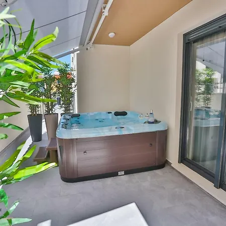 Luxury Urban With Jacuzzi Split