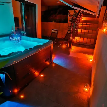 Luxury Urban With Jacuzzi Apartmán