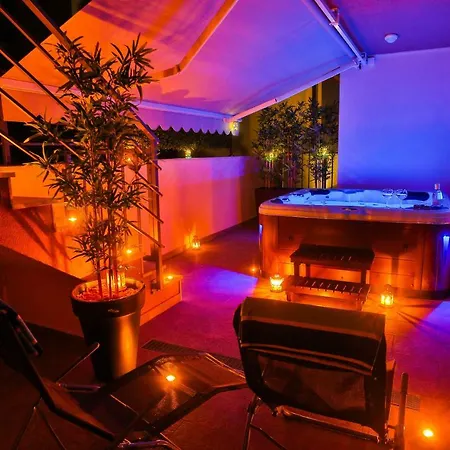 Luxury Urban With Jacuzzi Apartmán