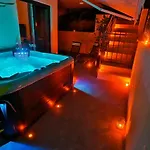 Luxury Urban With Jacuzzi Апартаменты