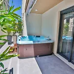 Апартаменты Luxury Urban With Jacuzzi