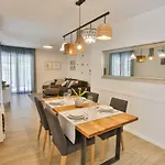 Luxury Urban With Jacuzzi Апартаменты *